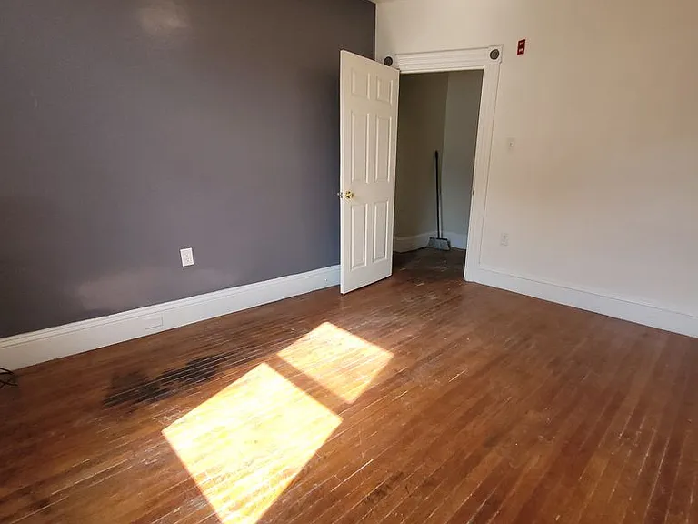 905 E King St — Photo 23