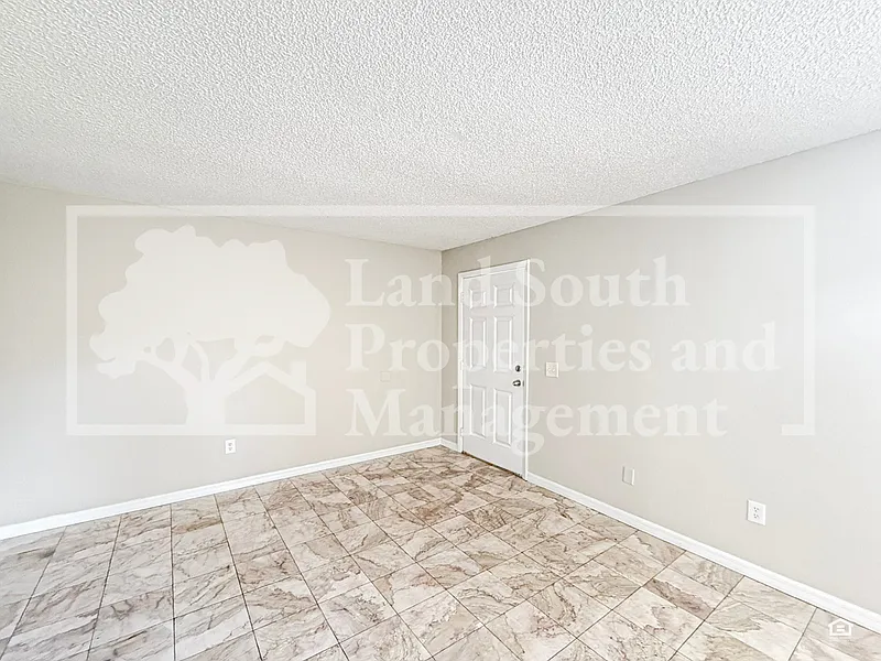 2 bed, 1.0 bath, 800 sqft, $1,200 — Photo 3