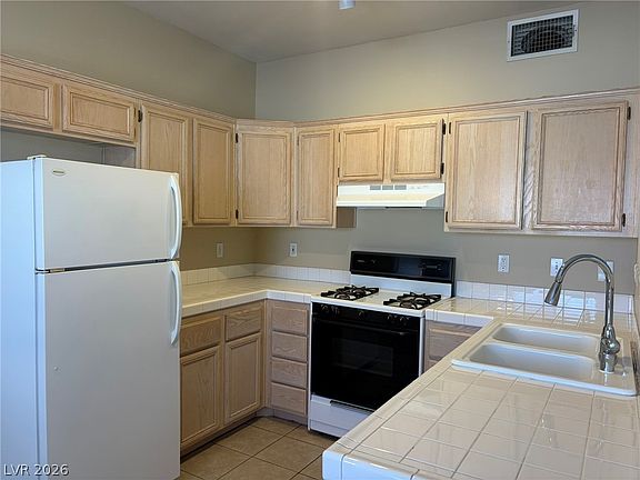 5th image of 2110 N Los Feliz St Unit 1089