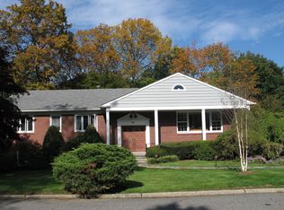 98 Vaneck Dr, New Rochelle, NY 10804