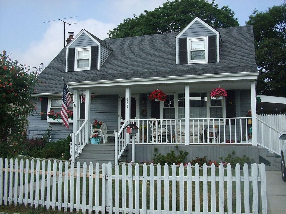 1st image of 636 Hoover St