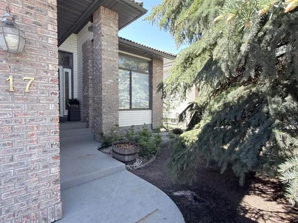 117 NW Woodpark Close SW, Calgary, AB T2W 6H1