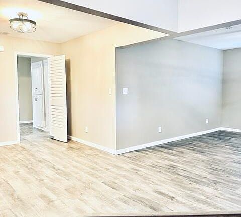 3rd image of 582 W Mountain View Avenue