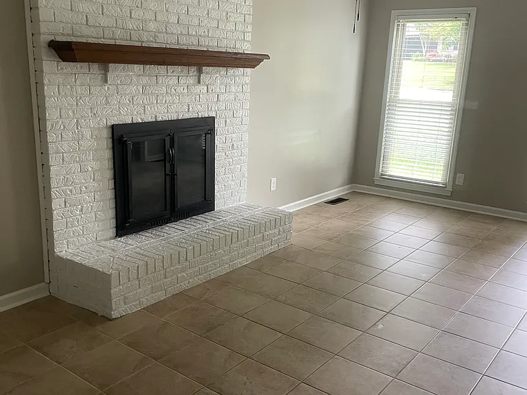 1018 Windridge Dr — Photo 7