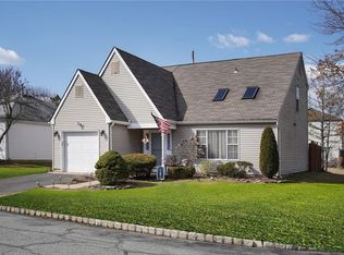 17 Canterbury Ct, Old Bridge, NJ 08857