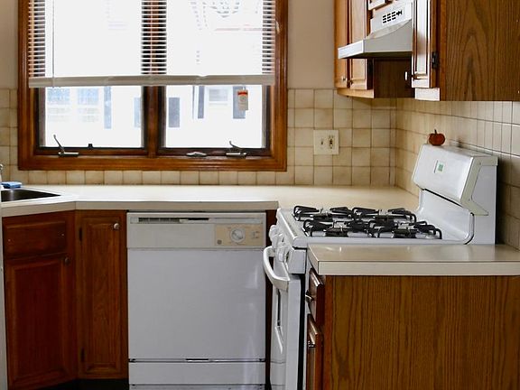 4th image of 28 Blaine St