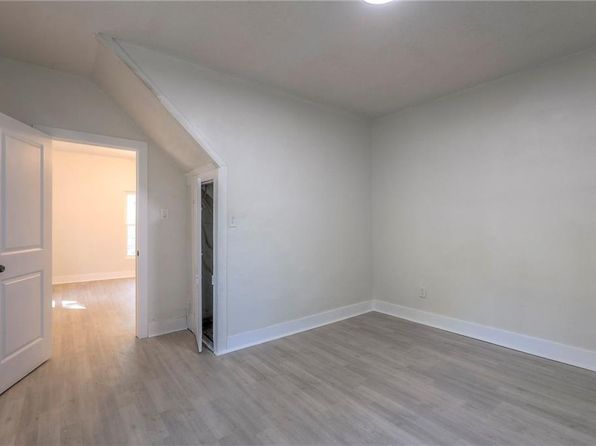 216 W 4th St, Peculiar, MO 64078