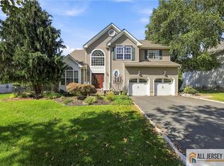 38 Maplehurst Ln, Piscataway, NJ 08854
