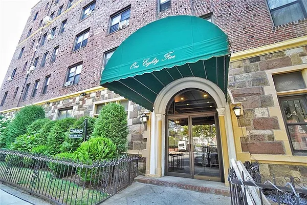 Sold by REMAX Elite | media 21