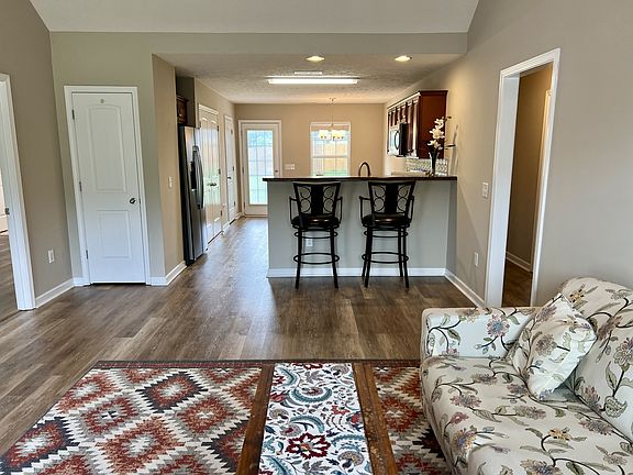 3rd image of 616 Niagra Ln