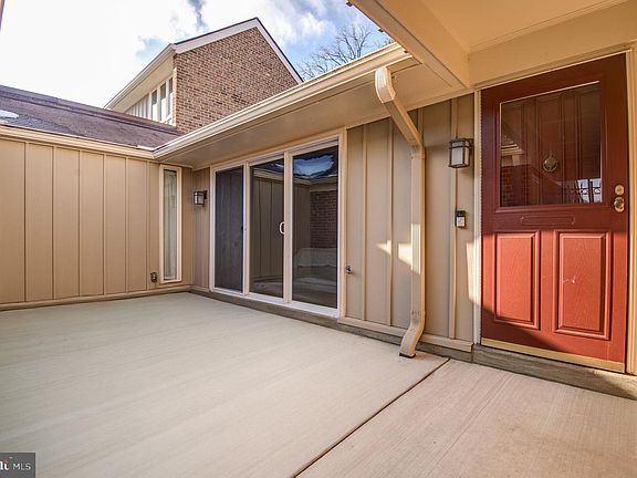 5th image of 2800 Oakton Manor Ct