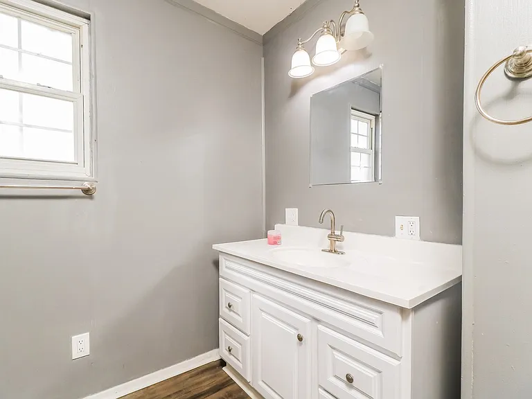 811832_026_main_bathroom_13618127.jpg