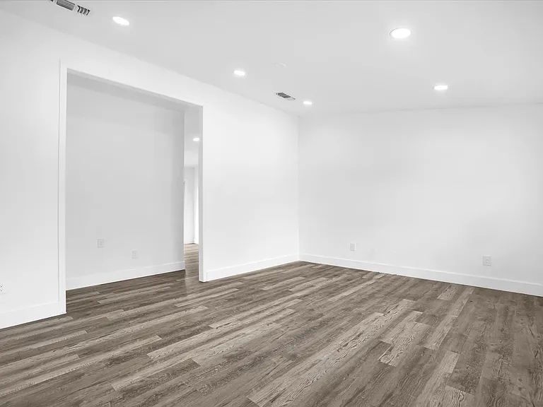 1730 Avenue C NE — Photo 1