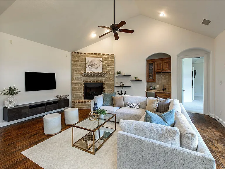 3606 S Versailles Ave — Photo 8