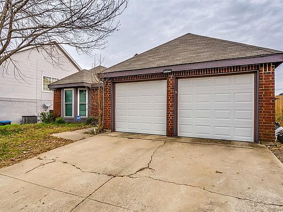 3rd image of 725 Lionel Way