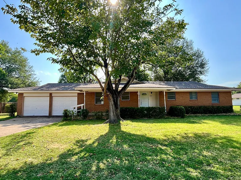 1005 Oakwood Ln — Photo 1