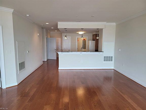 2nd image of 123 College Pl Unit 1007