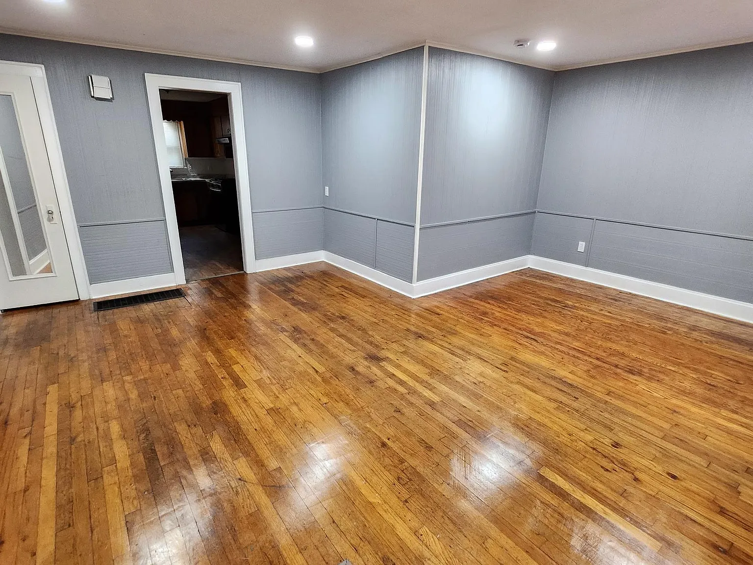 3 bed, 1054 sqft, $1,699 — Photo 2