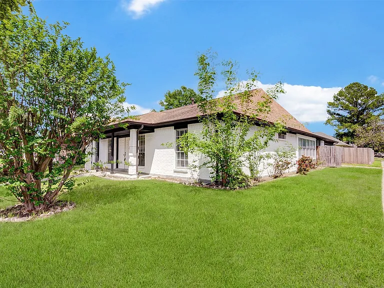 11602 Lennington Ln — Photo 2