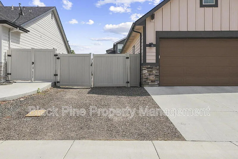 3 bed, 2.0 bath, 2030 sqft, $2,800 — Photo 4