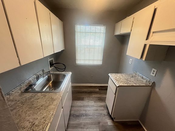 3rd image of 2220 W 2nd St Unit 1