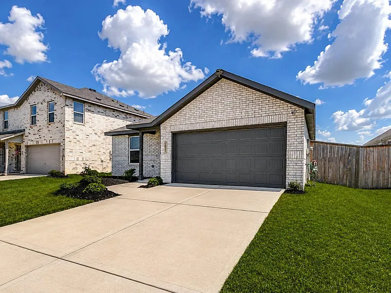 1631 Country View Dr — Photo 1