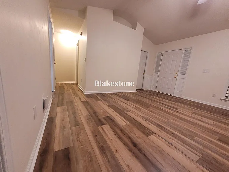 111 Lake Valley Ln — Photo 17
