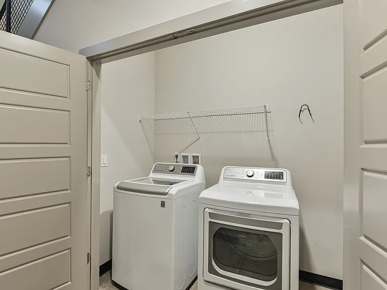 703 Lyndon Ln — Photo 13