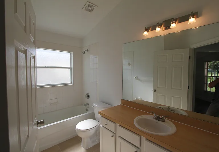 210 Garberia Dr — Photo 4