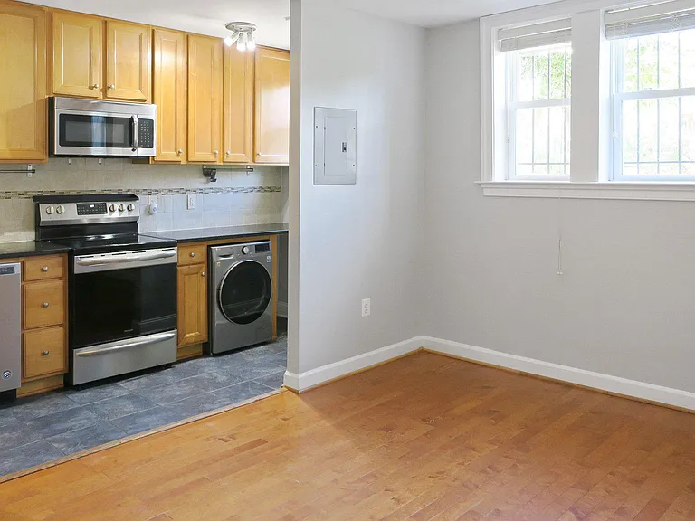 1815 A St SE #101 — Photo 5