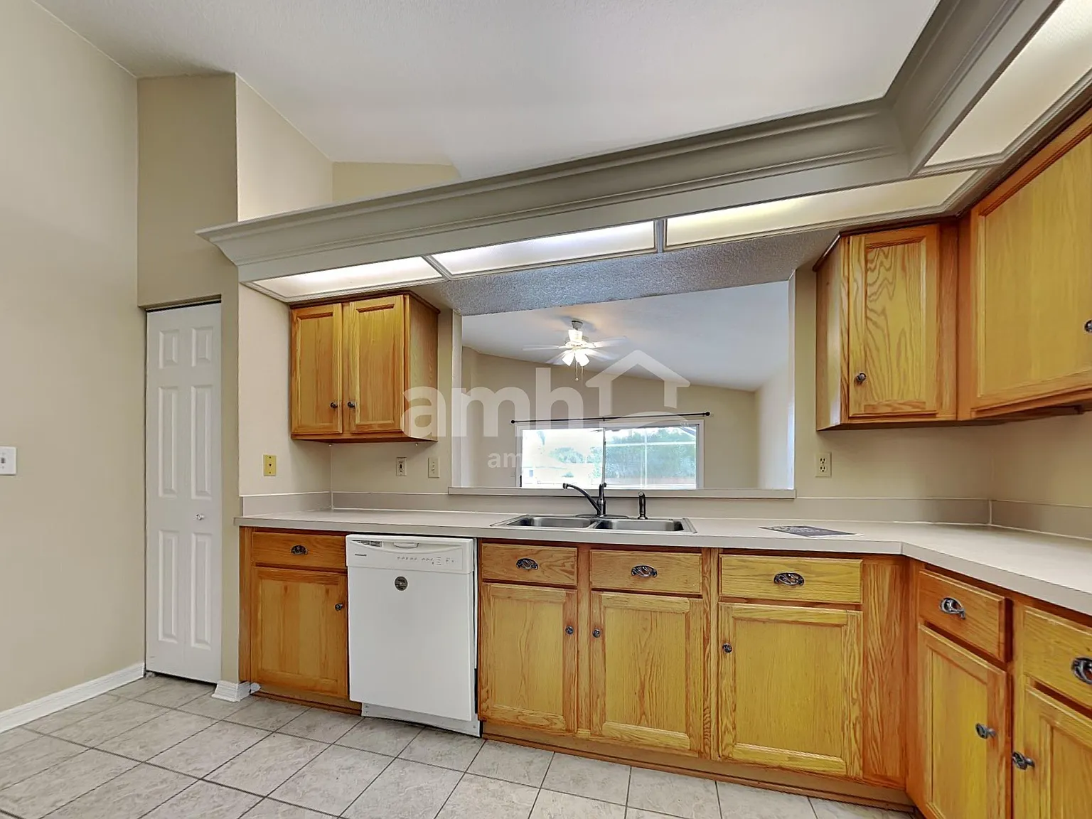 3 bed, 2.0 bath, 1652 sqft, $2,445 — Photo 3
