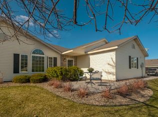 949 Carriage Ln, Chaska, MN 55318