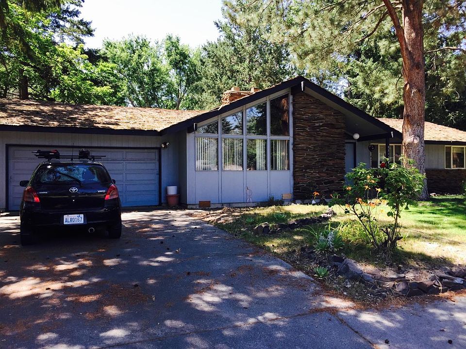 Front of home, with 2 car garage