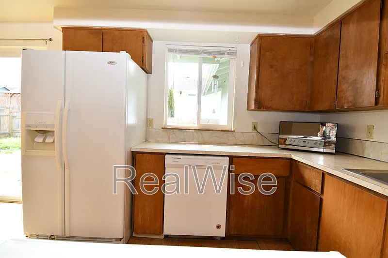 3 bed, 2.0 bath, 1484 sqft, $1,800 — Photo 4