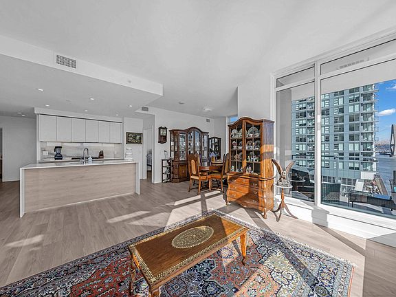 4th image of 680 Quayside Dr #607
