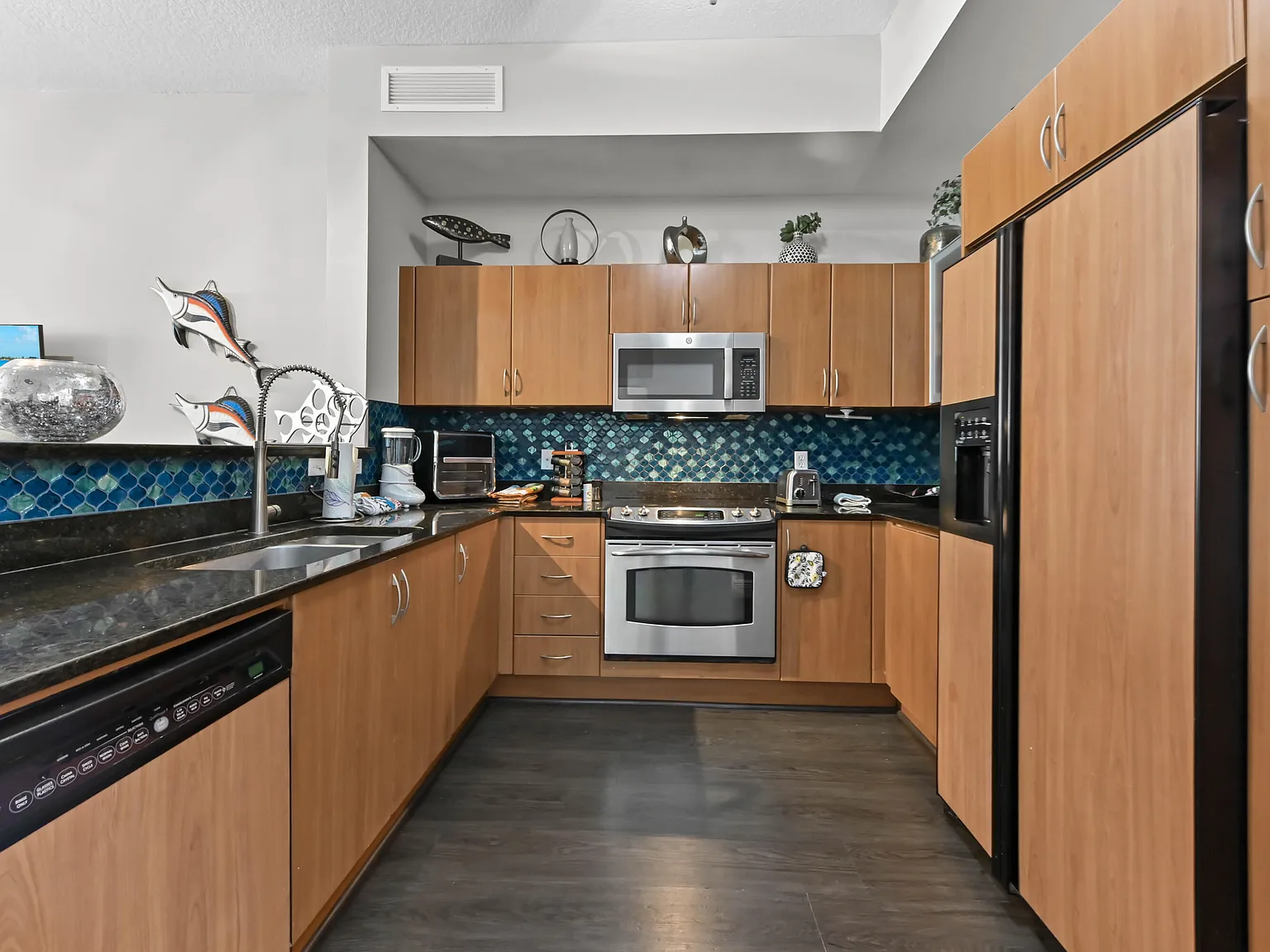 2 bed, 2.0 bath, 1265 sqft, $2,500 — Photo 2