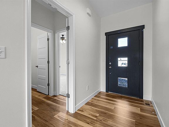 4th image of 1882 Cloverdale Dr