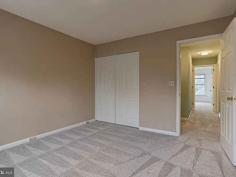 1127 Wicklow Ct — Photo 6