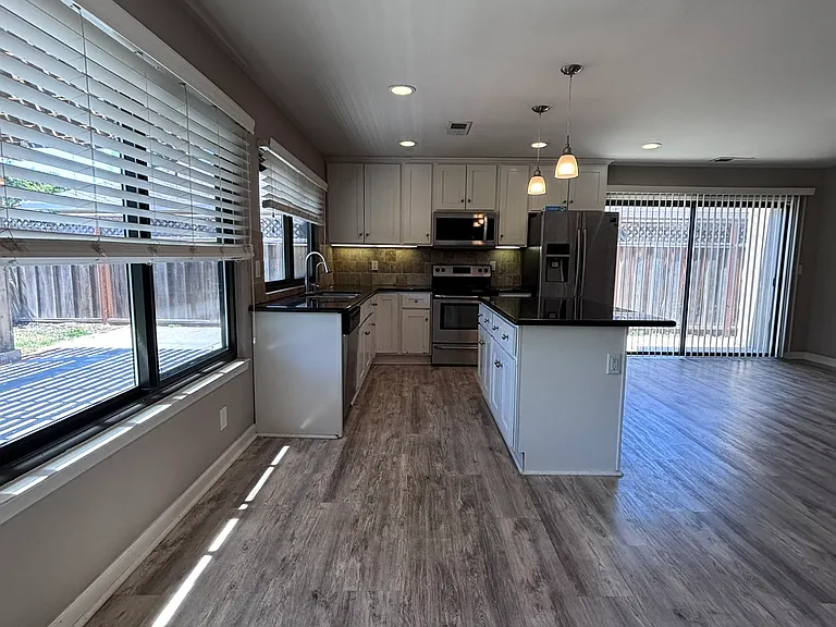 2348 Sawyer Ct — Photo 4