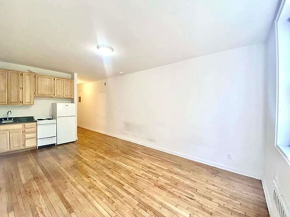 3rd image of 315 E 5th St APT 4a