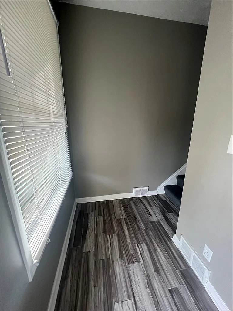 3 bed, $1,600 — Photo 2