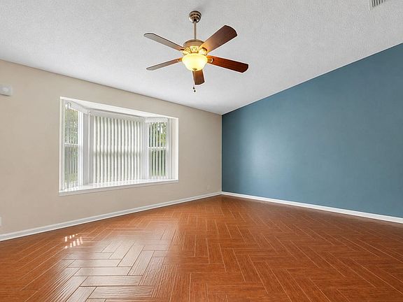 4th image of 48 Leslie Anne St