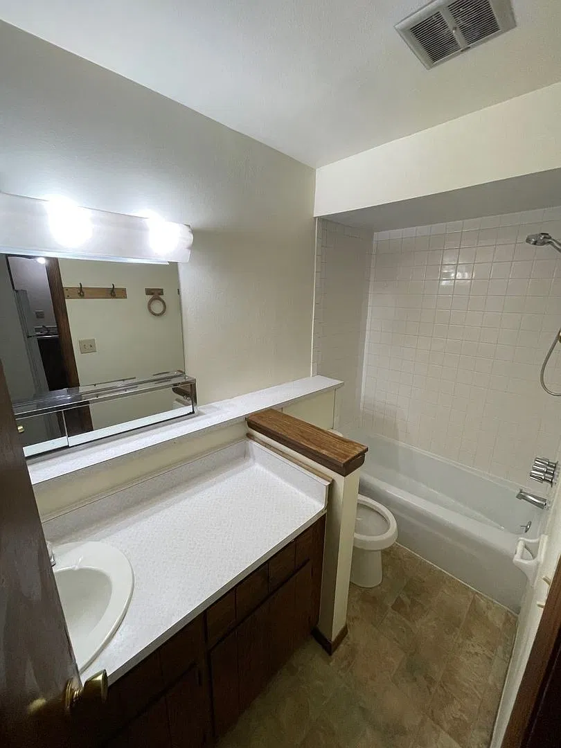 449 Dunbar Ave. 7 unit — Photo 2