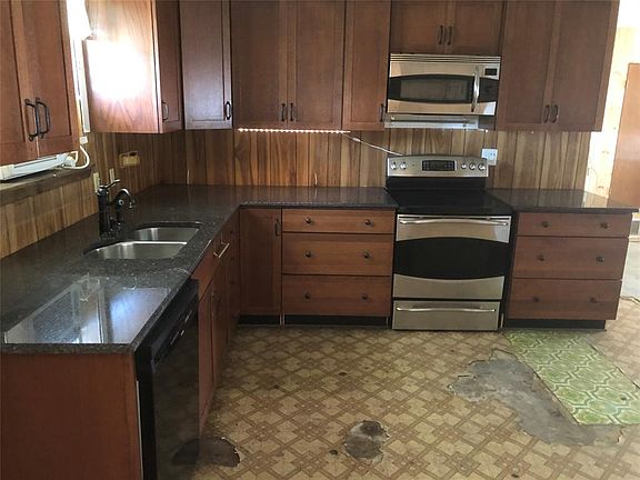 3rd image of 120 W Willow Ln