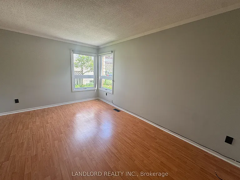 833 Laurier Ave — Photo 5