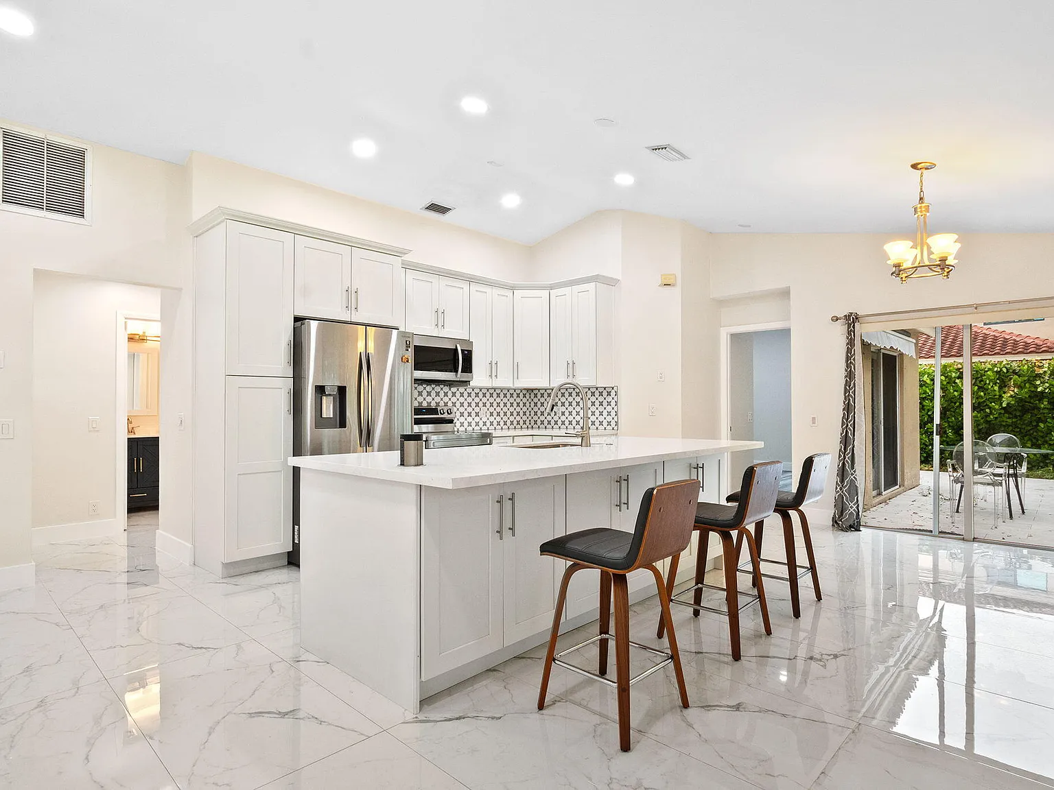3 bed, 2.0 bath, 1499 sqft, $4,250 — Photo 1