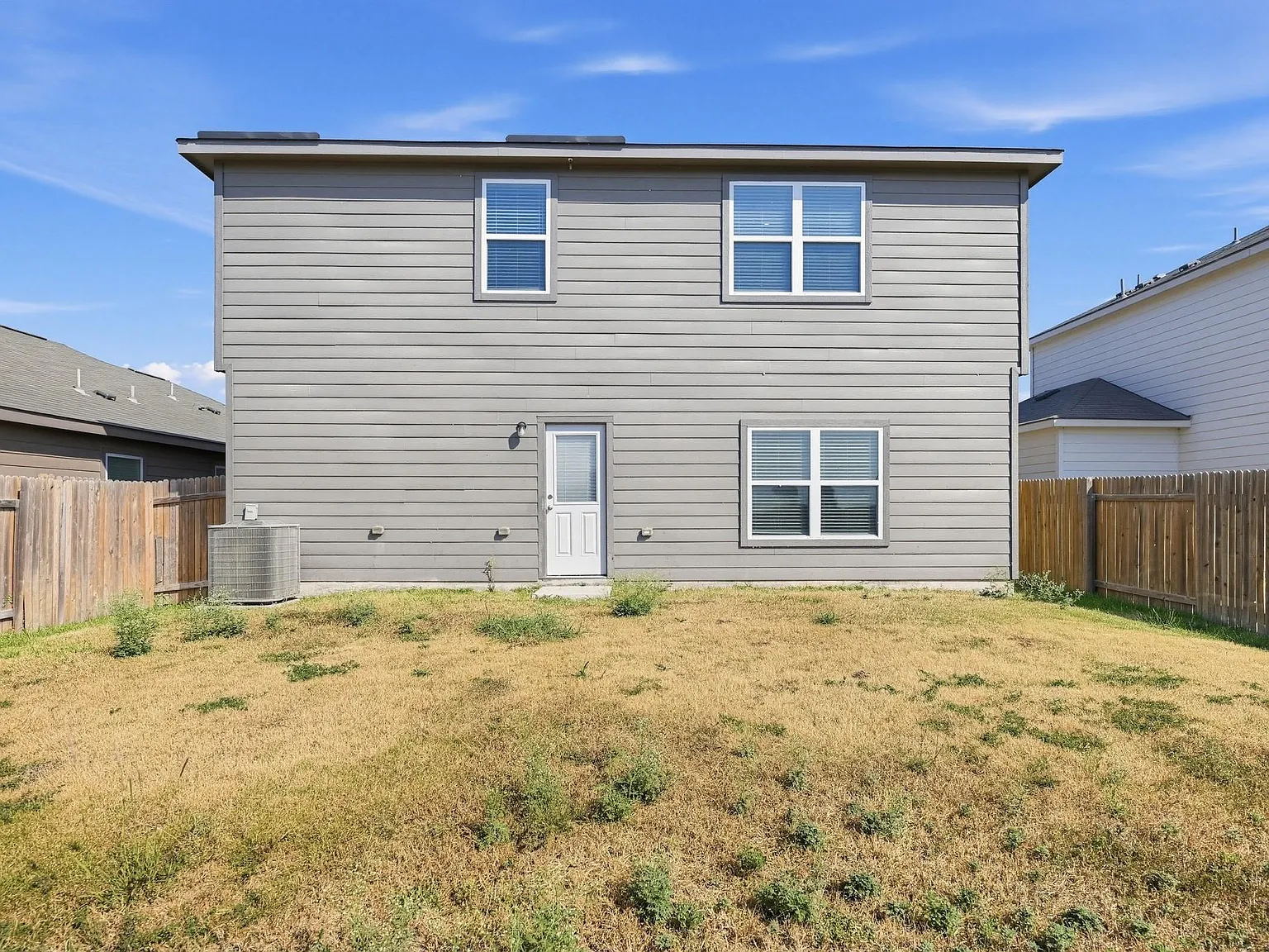 4 bed, 2.5 bath, 2578 sqft, $1,950 — Photo 2