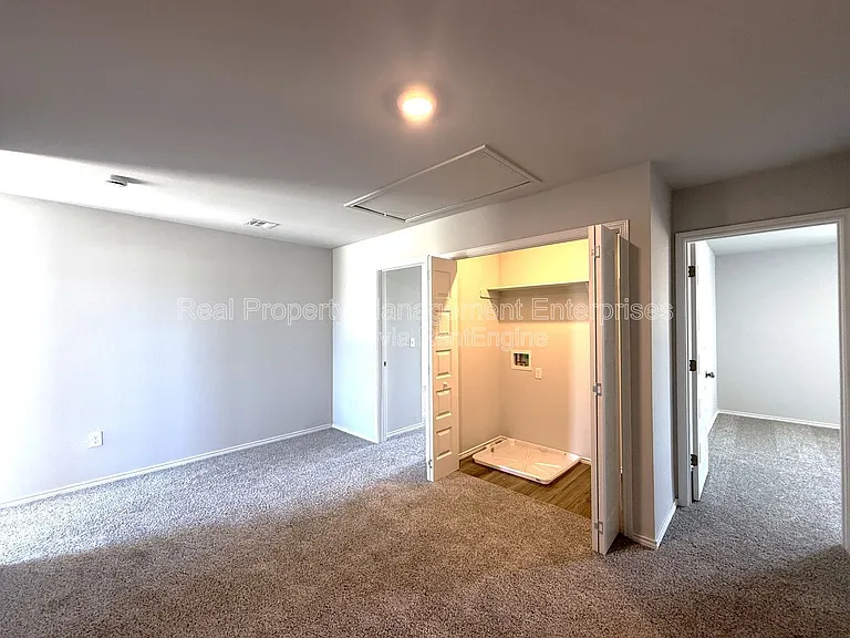 9521 Stallion Dr — Photo 8