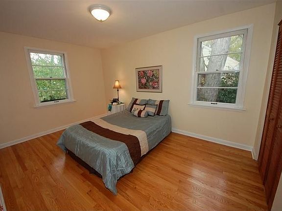 5th image of 15 Chestnut Hill Ln