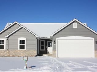 292 Silver Fox Dr S, Kewaskum, WI 53040
